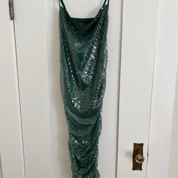 COPY - Green sequin maternity dress - Picture 3 of 4